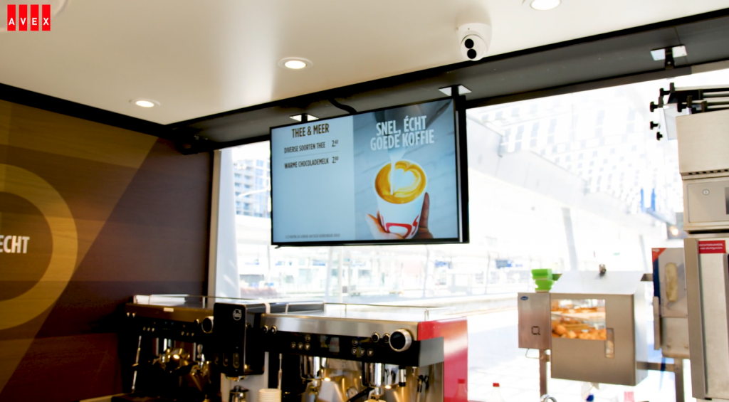 AVEX digitale schermen NS Kiosk binnen. Instore communicatie in de retail. De digitale schermen informeren klanten nu over actuele aanbiedingen, producten en diensten, wat leidt tot een verbeterde klantervaring en hogere verkoopcijfers.