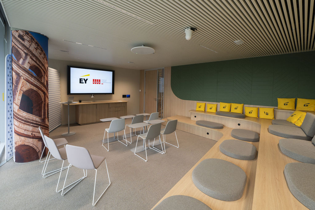 Moderne meeting room bij EY gerealiseerd door AVEX, voor optimaal hybride vergaderen