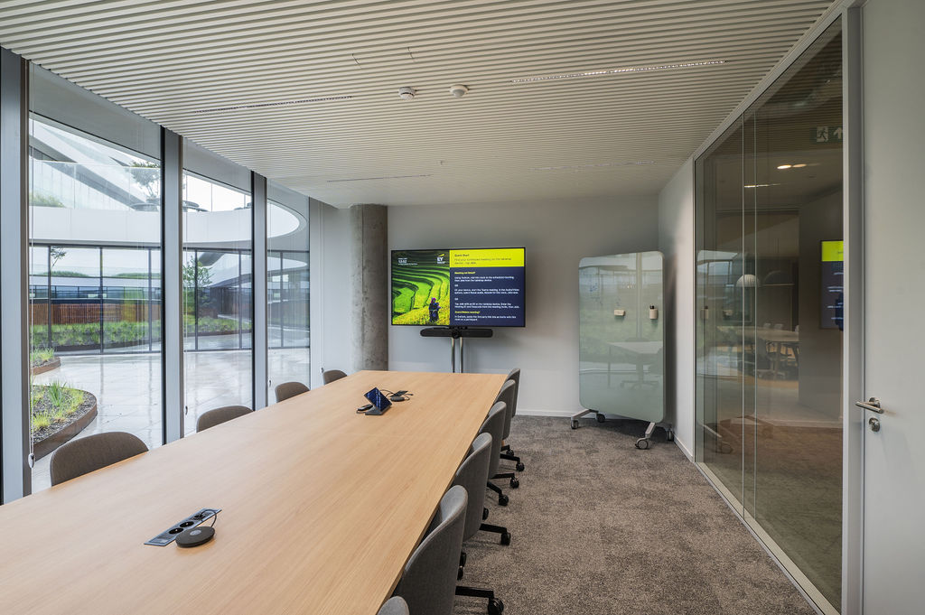 Moderne meeting rooms bij EY, Microsoft Teams Rooms gerealiseerd door AVEX